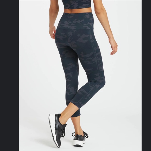 SPANX Look at Me Now Seamless Cropped Leggings S - Picture 3 of 11